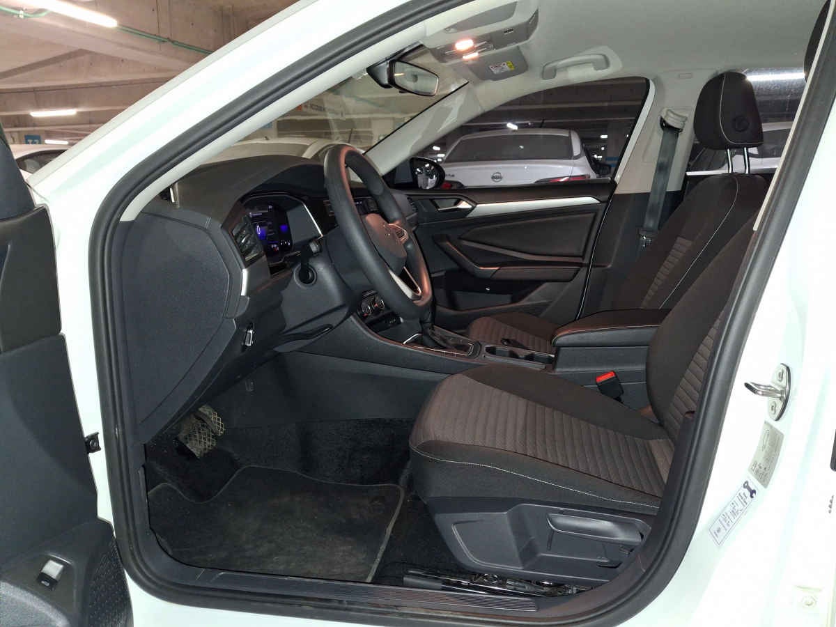 2024 Volkswagen Jetta 4p Trendline L4/1.4/T Aut